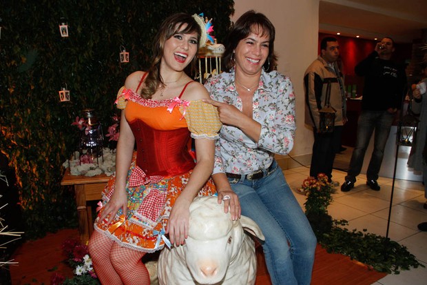 Débora Rodrigues no aniversário de Lívia Andrade em casa de festas em São Paulo (Foto: Amauri Nehn/ Ag.News)