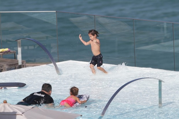 Filhos de Jennifer Lopez brincam na piscina do hotel (Foto: André Freitas e Gabriel Reis / AgNews)