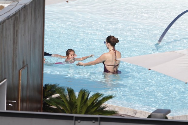 Jennifer Lopez na piscina do hotel (Foto: André Freitas e Gabriel Reis / AgNews)