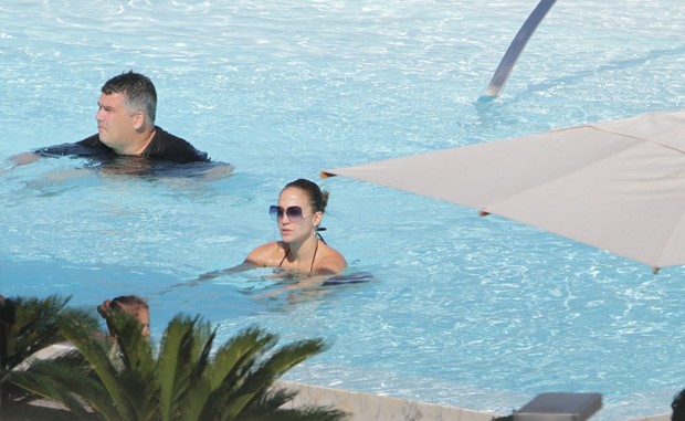 Jennifer Lopez e os filhos na piscina do hotel no Rio (Foto: André Freitas e Gabriel Reis/AgNews)
