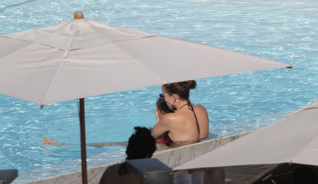 Jennifer Lopez na piscina do hotel (Foto: André Freitas e Gabriel Reis / AgNews)