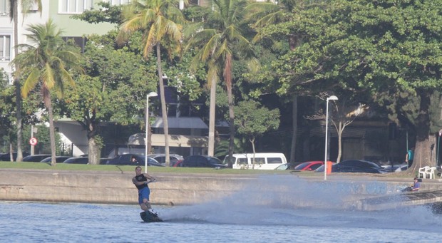 Namorado de Jennifer Lopez faz wakeboard na Lagoa (Foto: André Freitas e Gabriel Reis / AgNews)