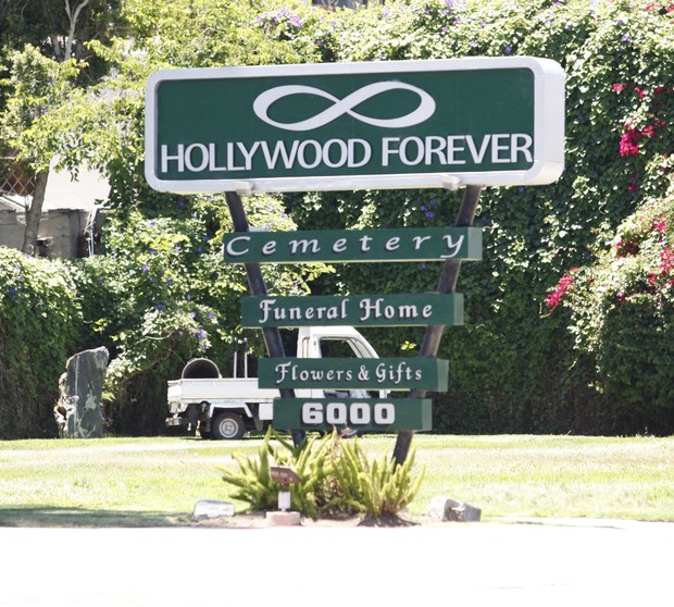 Kardashians visitam cemitério em Los Angeles - X17 (Foto: X17 / Agência)