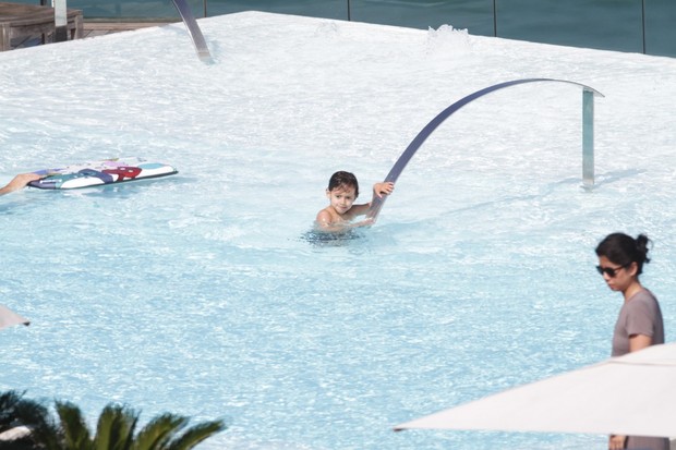Max, filho de Jennifer Lopez, brinca na piscina do hotel (Foto: André Freitas e Gabriel Reis / AgNews)