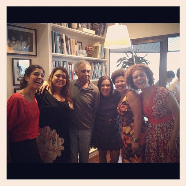 Preta Gil posta foto de amigos no dia do aniversário do pai, Gilberto Gil (Foto: Instagram / Reprodução)