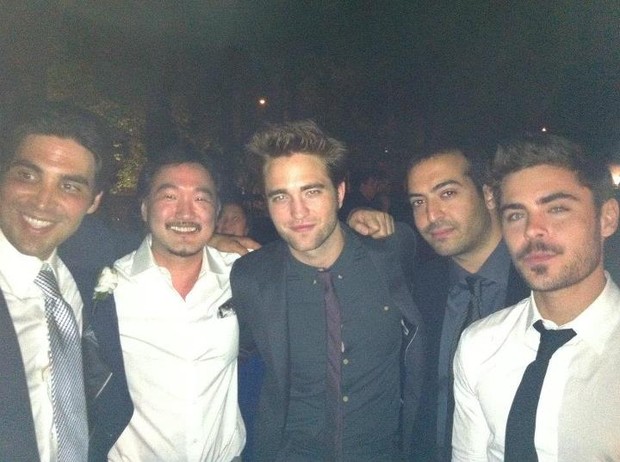 Robert Pattinson e Zac Efron em festa de casamento de amigos (Foto: Reprodução/Twitter)