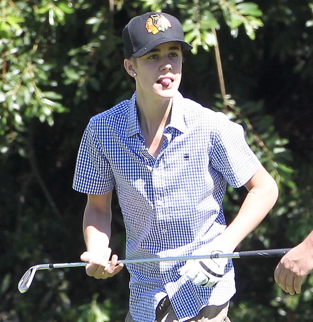 Justin Bieber durante partida de golfe em Los Angeles, nos Estados Unidos (Foto: X17/ Agência)