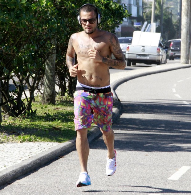 Daniel Alves correndo na orla (Foto: Jeferson Ribeiro/AgNews)
