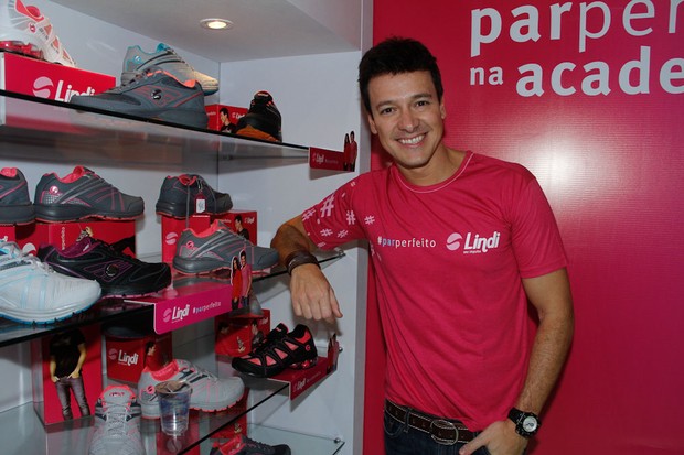 Rodrigo Faro em feira de calçados em São Paulo (Foto: Amauri Nehn / AgNews)