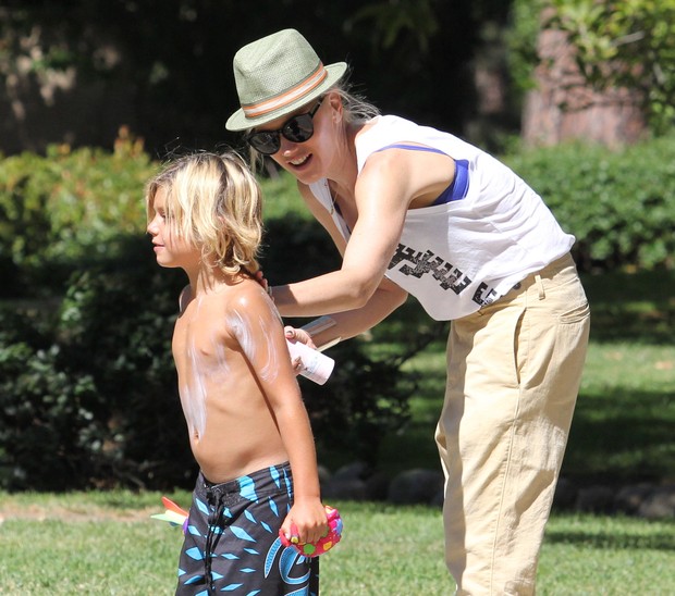 Gwen Stefani passa protetor solar no filho Kingston em parque em Los Angeles, nos Estados Unidos (Foto: X17/ Agência)