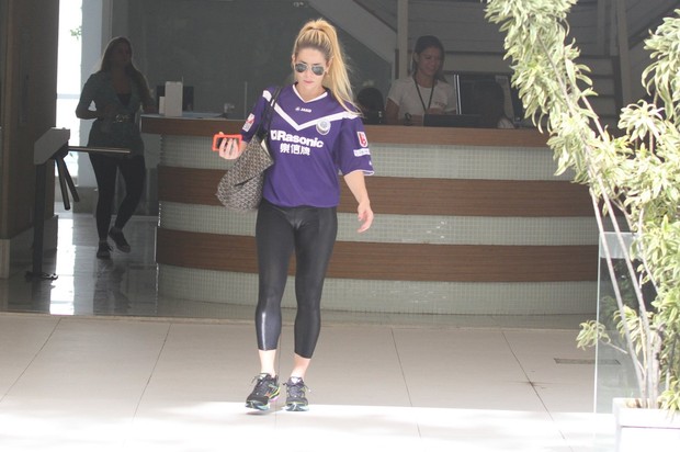 Danielle Winits saindo da academia (Foto: Clayton Militão / Foto Rio News)