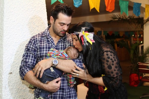 Ex-BBB Priscila Pires com o marido, Bruno Andrade, e o filho do casal, Gabriel em festa junina no Rio (Foto: Anderson Borde/ Ag. News)