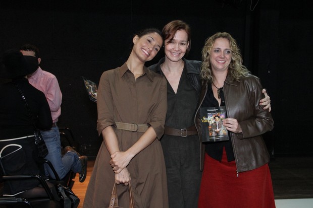 Camila Pitanga, Júlia Lemmertz e Letícia Isnard em estreia de peça no Rio (Foto: Thyago Andrade/ Foto Rio News)
