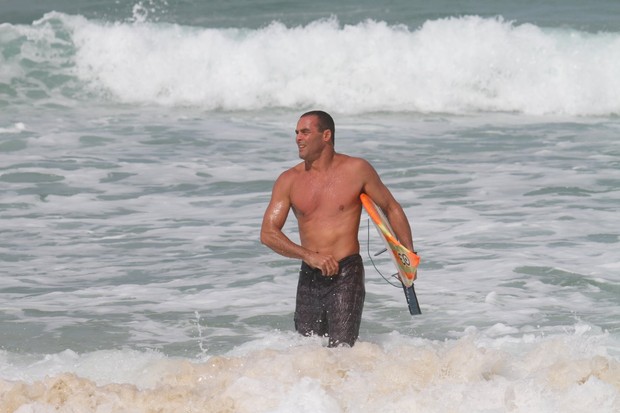 Paulo Zulu surfa na praia da Barra  (Foto: AgNews/Dilson SIlva)