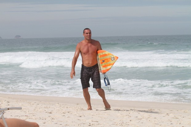 Paulo Zulu surfa na praia da Barra  (Foto: AgNews/Dilson SIlva)