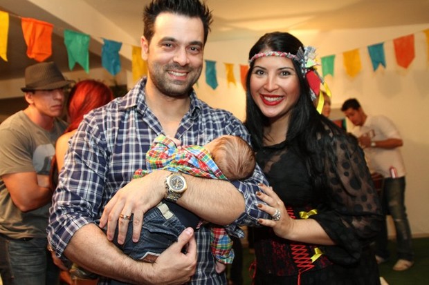 Ex-BBB Priscila Pires com o marido, Bruno Andrade, e o filho do casal, Gabriel em festa junina no Rio (Foto: Anderson Borde/ Ag. News)