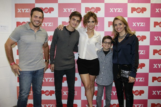 Luigi Baricelli e família posa com Jennifer Lopez após show da cantora no Rio (Foto: Felipe Panfili/ Ag. News)
