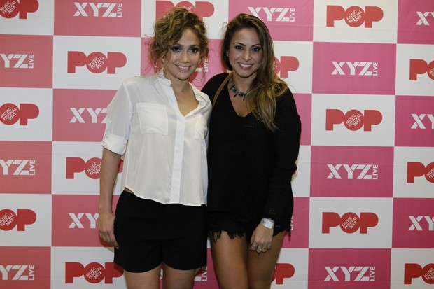 Jennifer Lopez posa com Alinne Rosa após show no Rio (Foto: Felipe Panfili/ Ag. News)