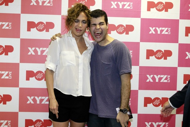 Jennifer Lopez posa com fã após show no Rio (Foto: Felipe Panfili/ Ag. News)