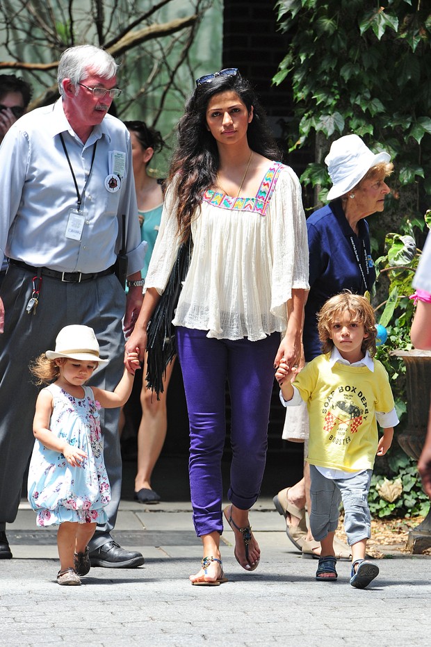 Camila Alves com os filhos Levi e Vida (Foto: Brainpix / Agency)