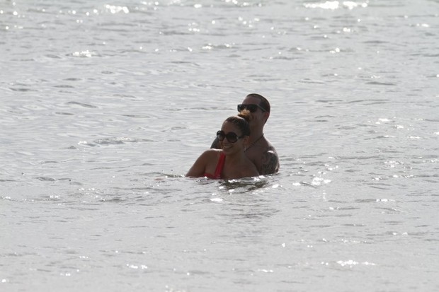Jennifer Lopez com o namorado em praia de Fortaleza (Foto: Delson Silva e Gabriel Reis / AgNews)