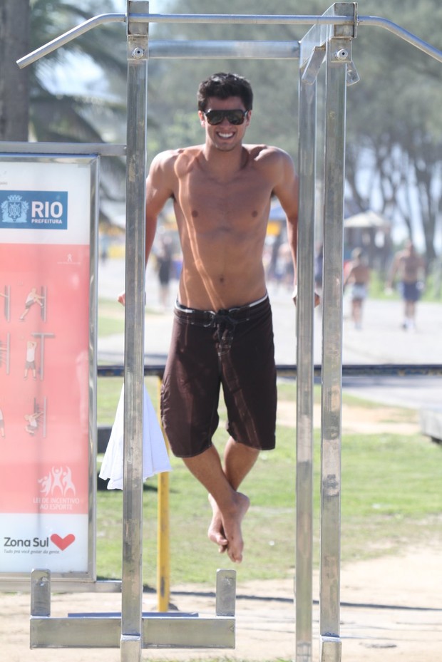 Rodrigo Simas na praia do Recreio (Foto: AgNews/Dilson Silva)
