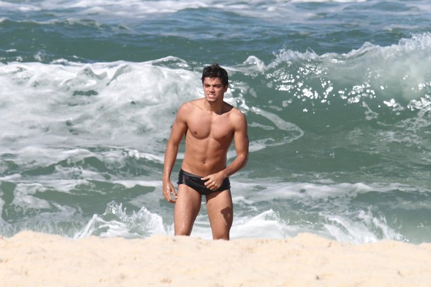Rodrigo Simas na praia do Recreio (Foto: AgNews/Dilson Silva)