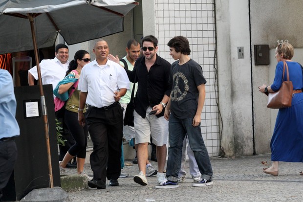 Murilo Benicio e os filhos no Rio (Foto: Wallace Barbosa/AgNews)