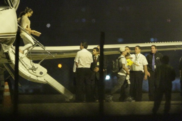 Jennifer Lopez desembarca em Fortaleza com a família (Foto: Delson Silva e Gabriel Reis/ Ag. News)