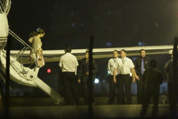 Jennifer Lopez desembarca com o namorado e os filhos em Fortaleza (Foto: Delson Silva e Gabriel Reis/ Ag. News)
