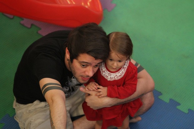 Max Porto com a filha (Foto: Clayton Militão/ Foto Rio News)