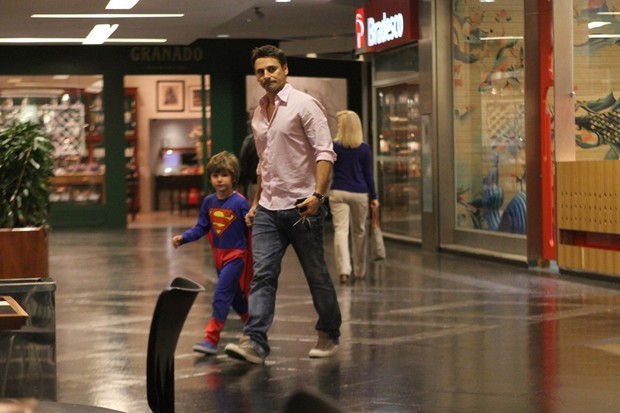 Murilo Rosa passeia com o filho em shopping (Foto: Daniel Delmiro/Ag. News)