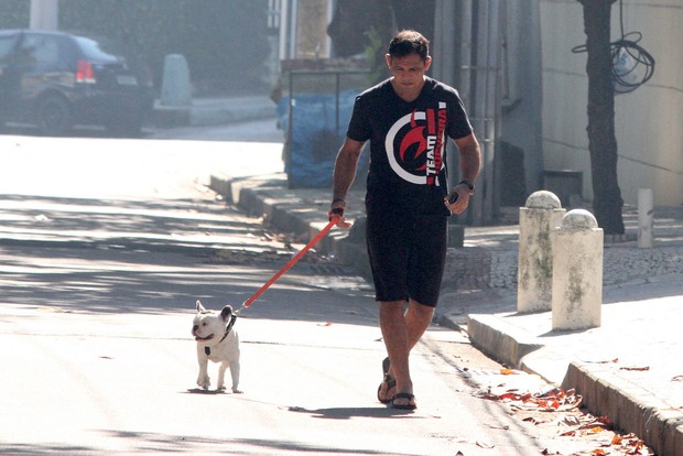 Minotauro passeando com o cachorro no Rio (Foto: Clayton Militão/Fotorio News)
