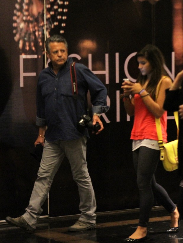 Marcos Paulo com a família em shopping do Rio (Foto: Daniel Delmiro/AgNews)