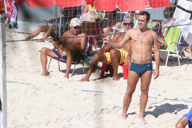 Roger Flores na praia no Rio (Foto: Clayton Militão/Fotorio News)