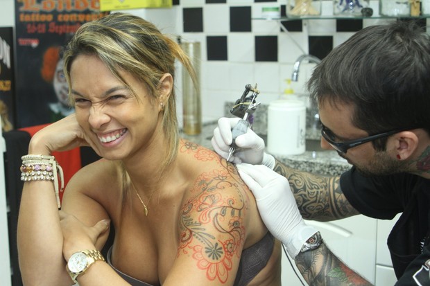 Milena Nogueira fazendo tatuagem  (Foto: Clayton Militão / Foto Rio News)