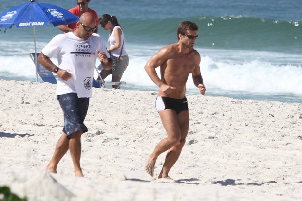 Claudio Heinrich corre na praia no RIo (Foto: Clayton Militão/Fotorio News)