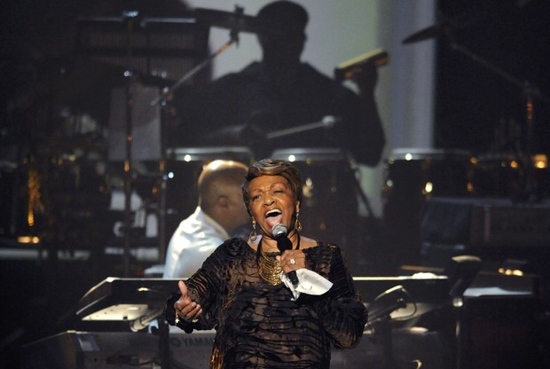 Cissy Houston canta em tribute em homenagem a sua filha Whitney Houston no BET Awards, em Los Angeles, nos Estados Unidos (Foto: Reuters/ Agência)