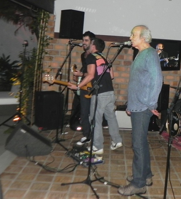 Erasmo Carlos no palco improvisado da casa de Bruno De Luca (Foto: Divulgação)