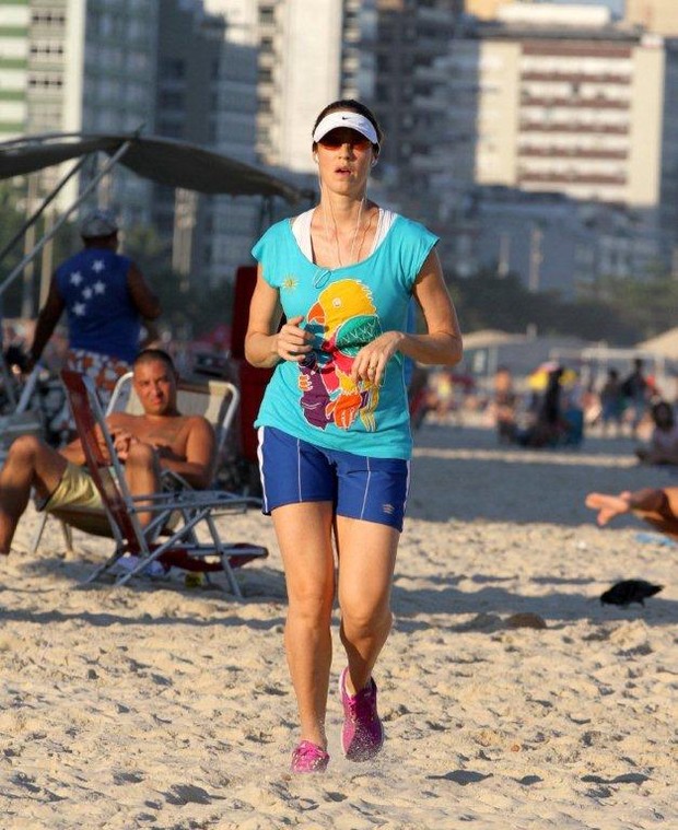 Luana Piovani correndo na Orla (Foto: André Freitas / AgNews)