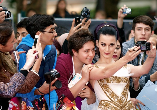 Katy Perry posa com fãs em Londres (Foto: Agência/AFP)