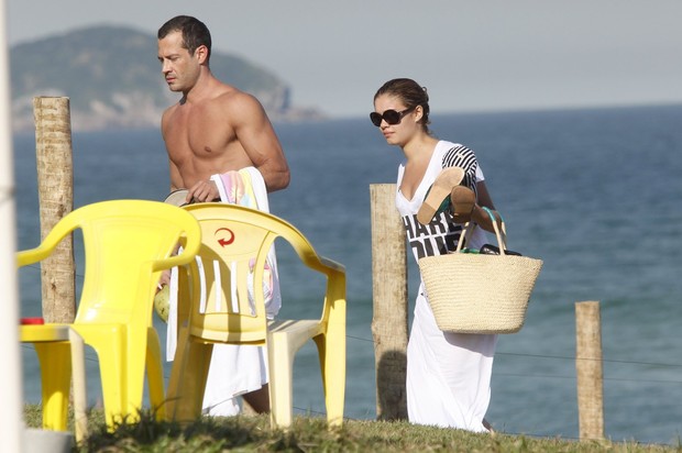 Malvino Salvador e Sophie Charlotte na praia (Foto: Marcos Ferreira / Foto Rio News)