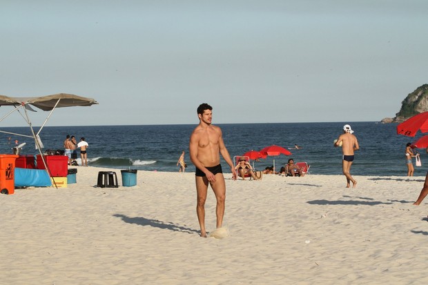 José Loreto na praia (Foto: Clayton Militão / Foto Rio News)