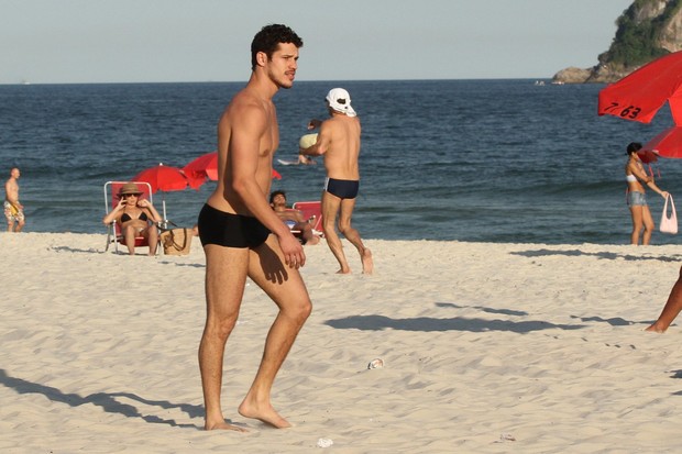 José Loreto na praia (Foto: Clayton Militão / Foto Rio News)