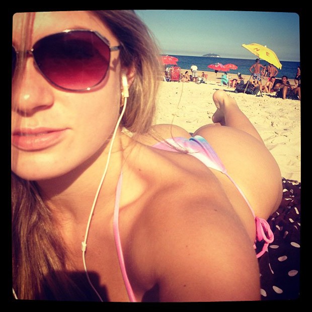 Renatinha posta foto pegando sol na praia (Foto: Instagram / Reprodução)