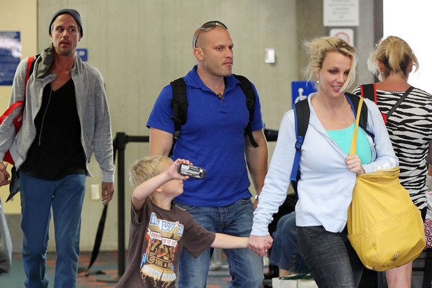 Britney Spears desembarca em Maui, no Havaí, com o noivo, Jason Trawick, e os filhos Sean Preston e Jayden James (Foto: Grosby Group/ Agência)