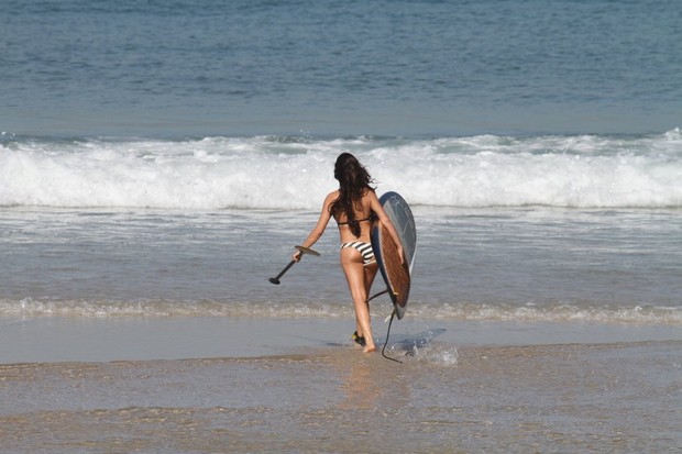 Isis Valverde na praia (Foto: Dilson Silva/ Ag. News)