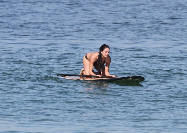 Isis Valverde pratica stand up paddle no Rio (Foto: Dilson Silva/AgNews)
