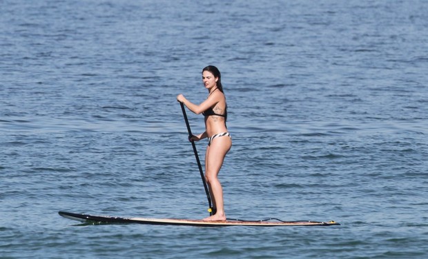 Isis Valverde pratica stand up paddle no Rio (Foto: Dilson Silva/AgNews)