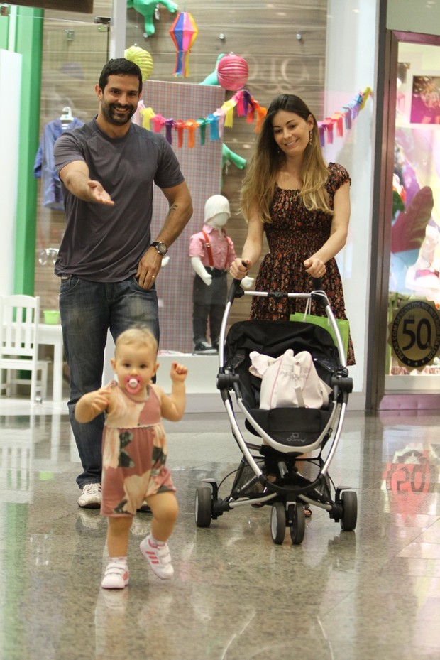 Iran Malfitano passeia com a filha em shopping do Rio (Foto: Marcello Sá Barreto / Foto Rio News)